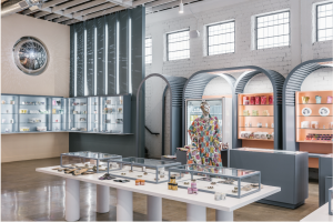 Industrial‑Style Boutique Retail Fit‑Out Case｜Arched Display Fixtures & Glass Showroom Counters