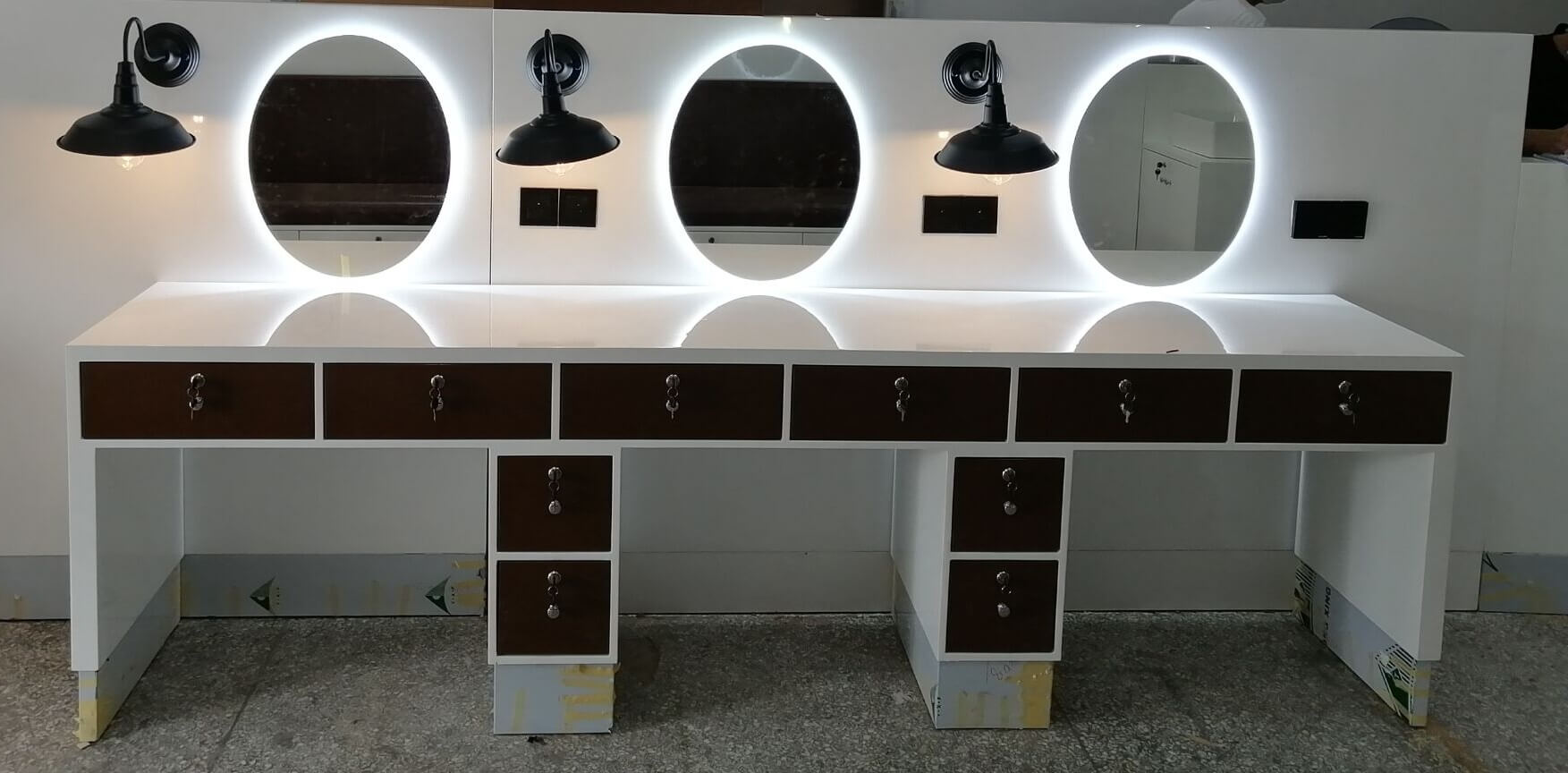 mirror stand