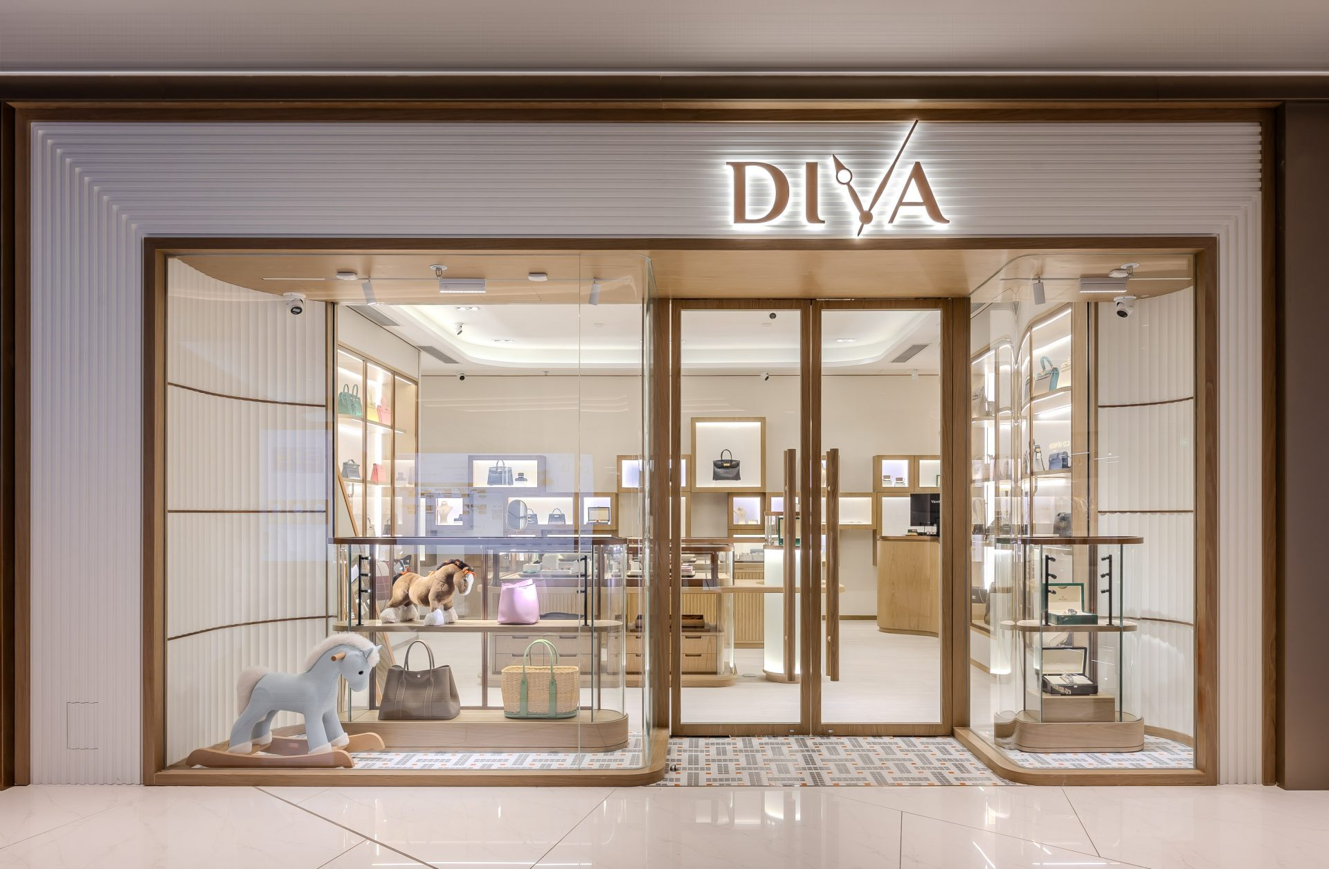 7 Common Custom Luxury Display Case Mistakes to Avoid in 2026