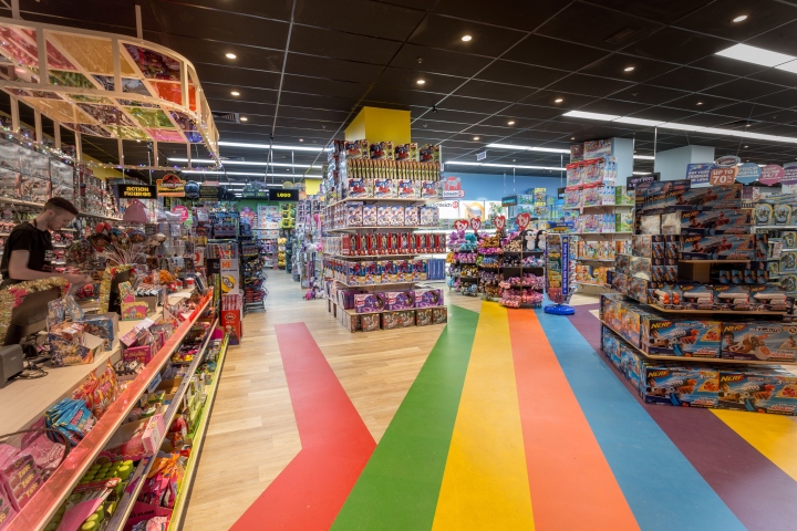 Colorful Fantasy! A Rainbow Feast at The Toy & Candy Store 