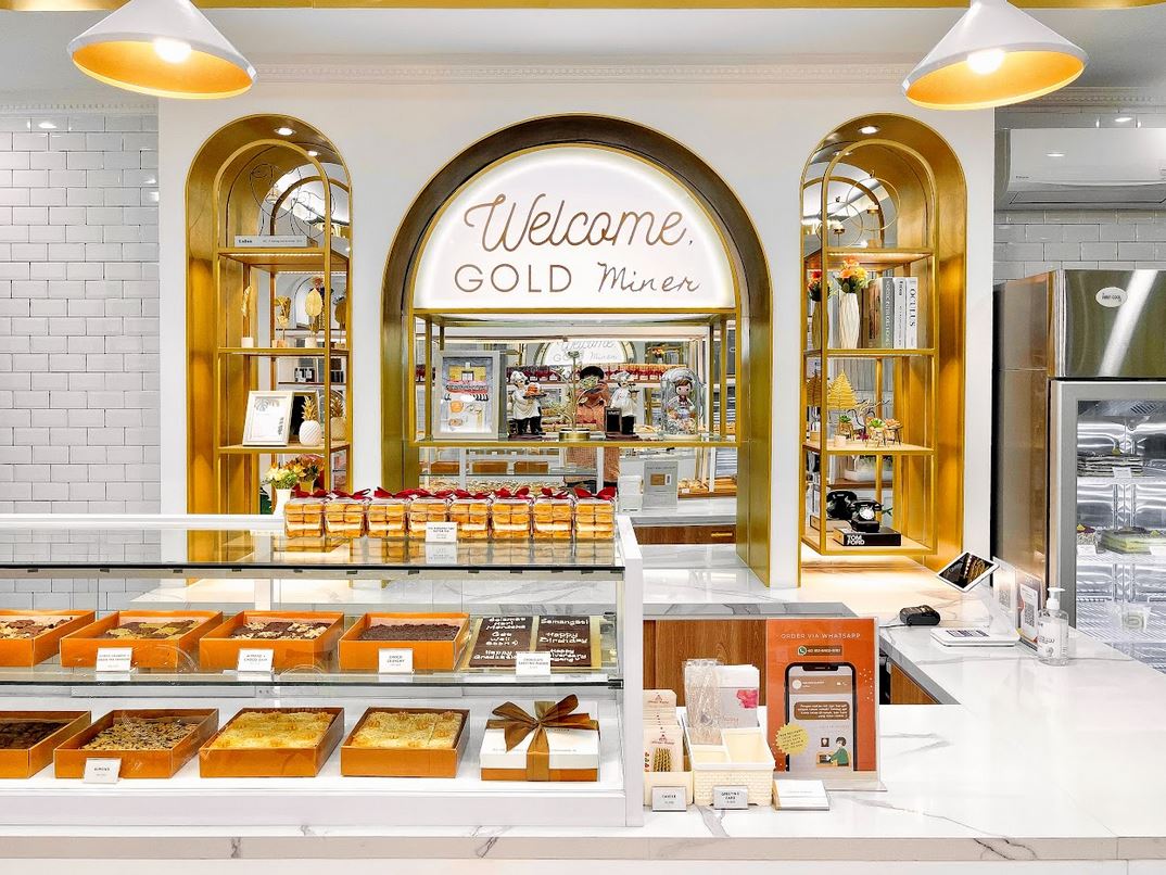 4 Golden and Inviting Bakery Shop Design Ideas