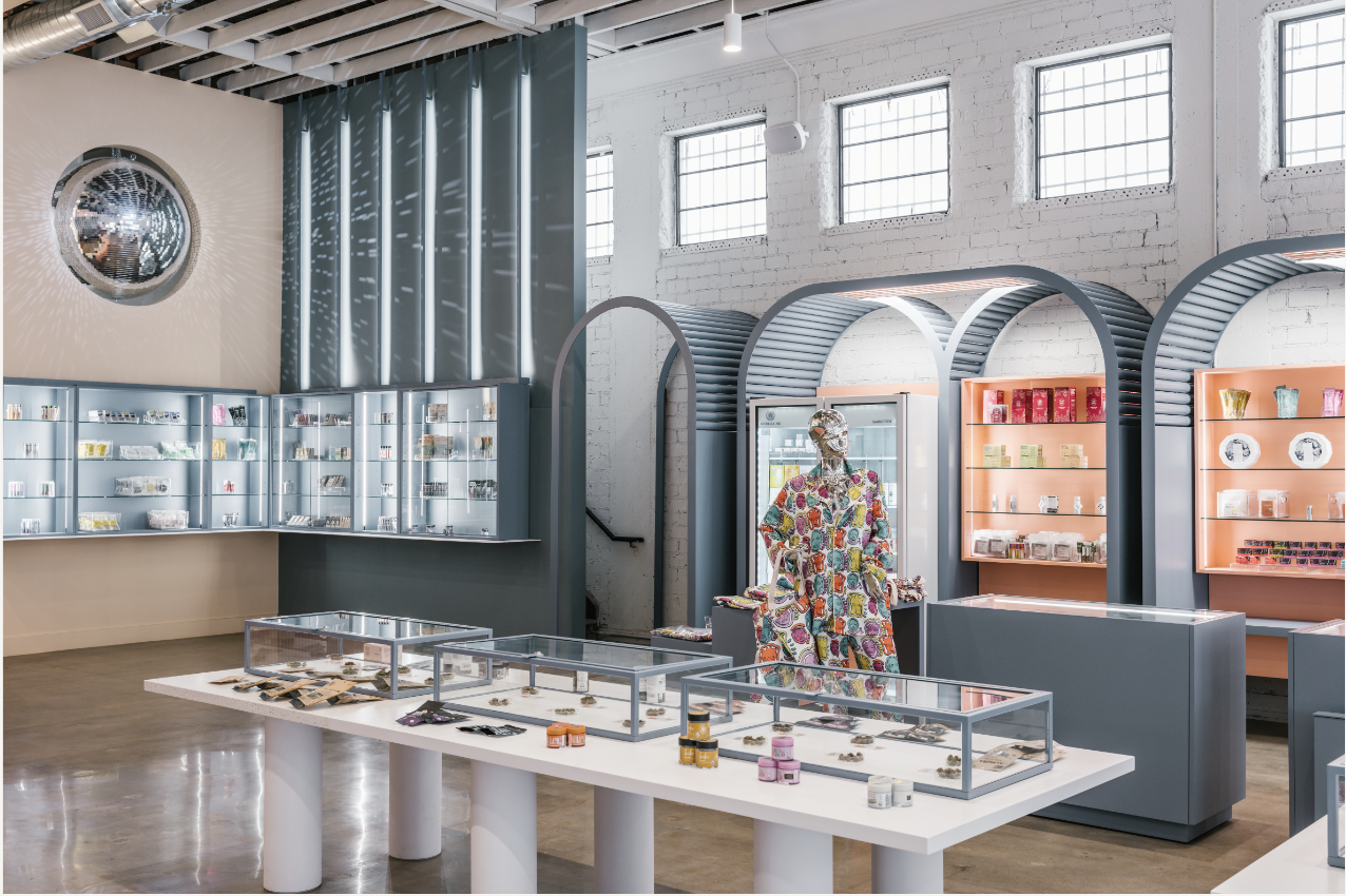 Industrial‑Style Boutique Retail Fit‑Out Case｜Arched Display Fixtures & Glass Showroom Counters