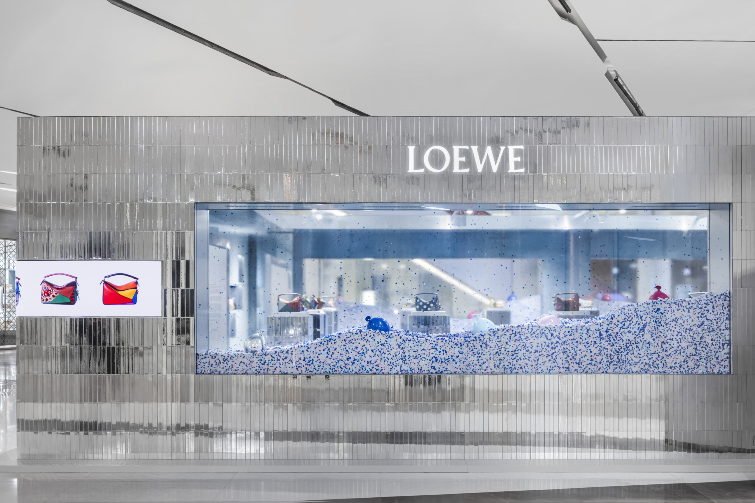 How Mirror‑Metal Fixtures Shape Luxury Retail Atmosphere