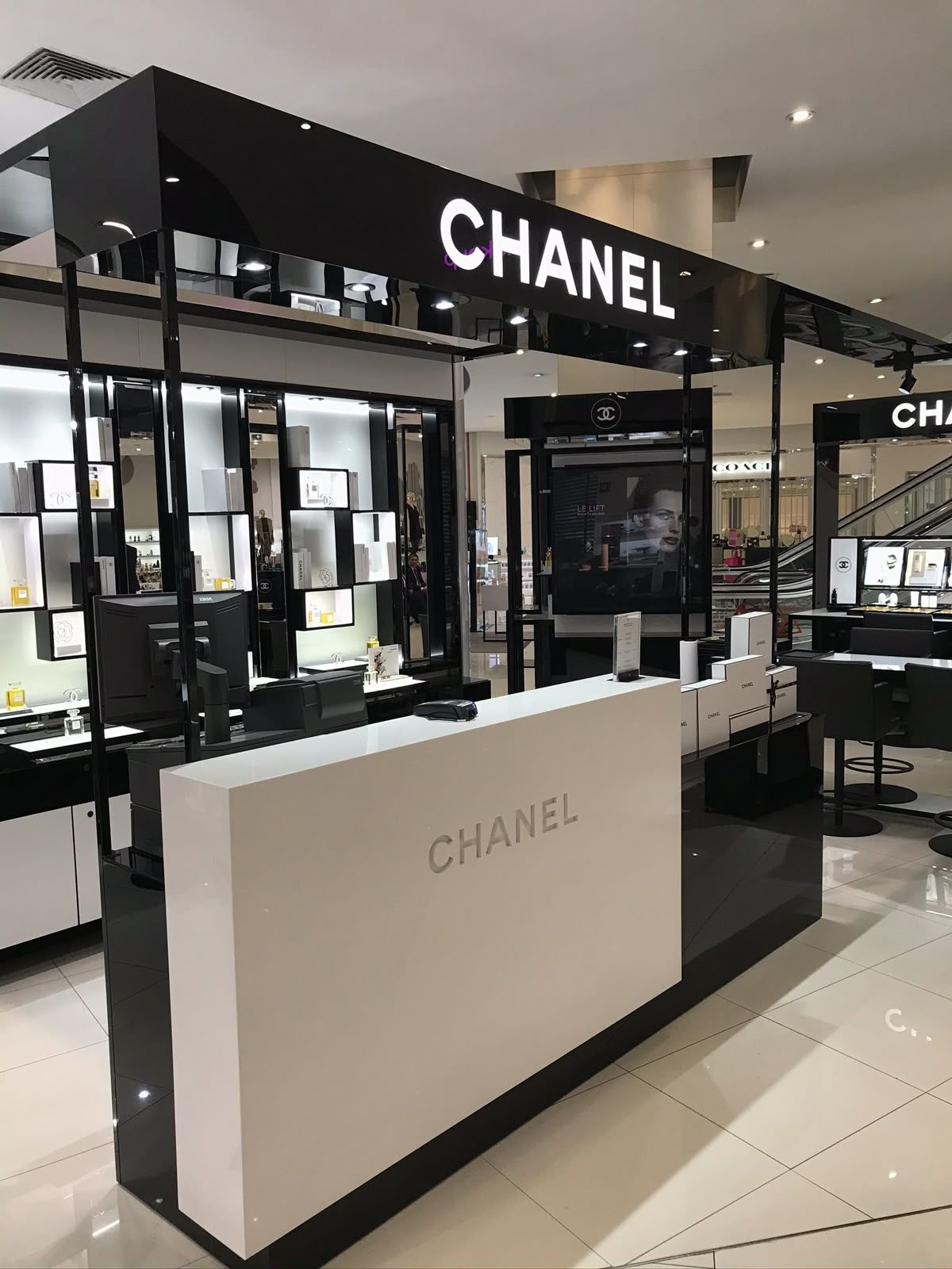 Your Perfume Store Looks Good — So Why Aren’t Customers Buying? 7 Display Mistakes to Fix