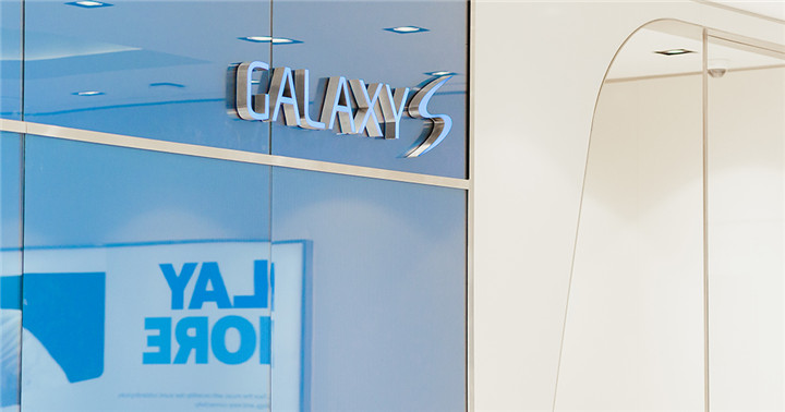 iStore Front Desk Design