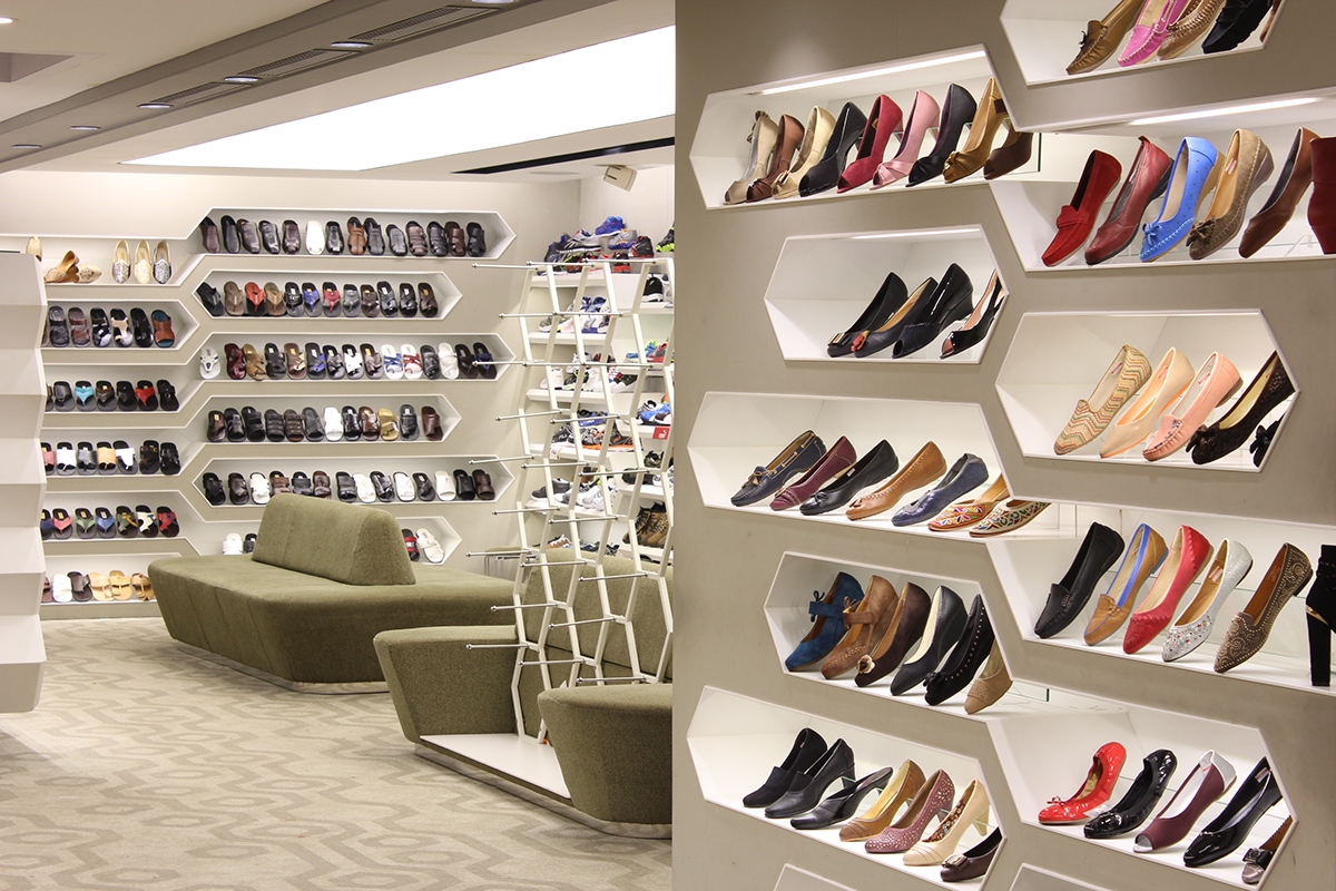 Unique shoe & handbag store design