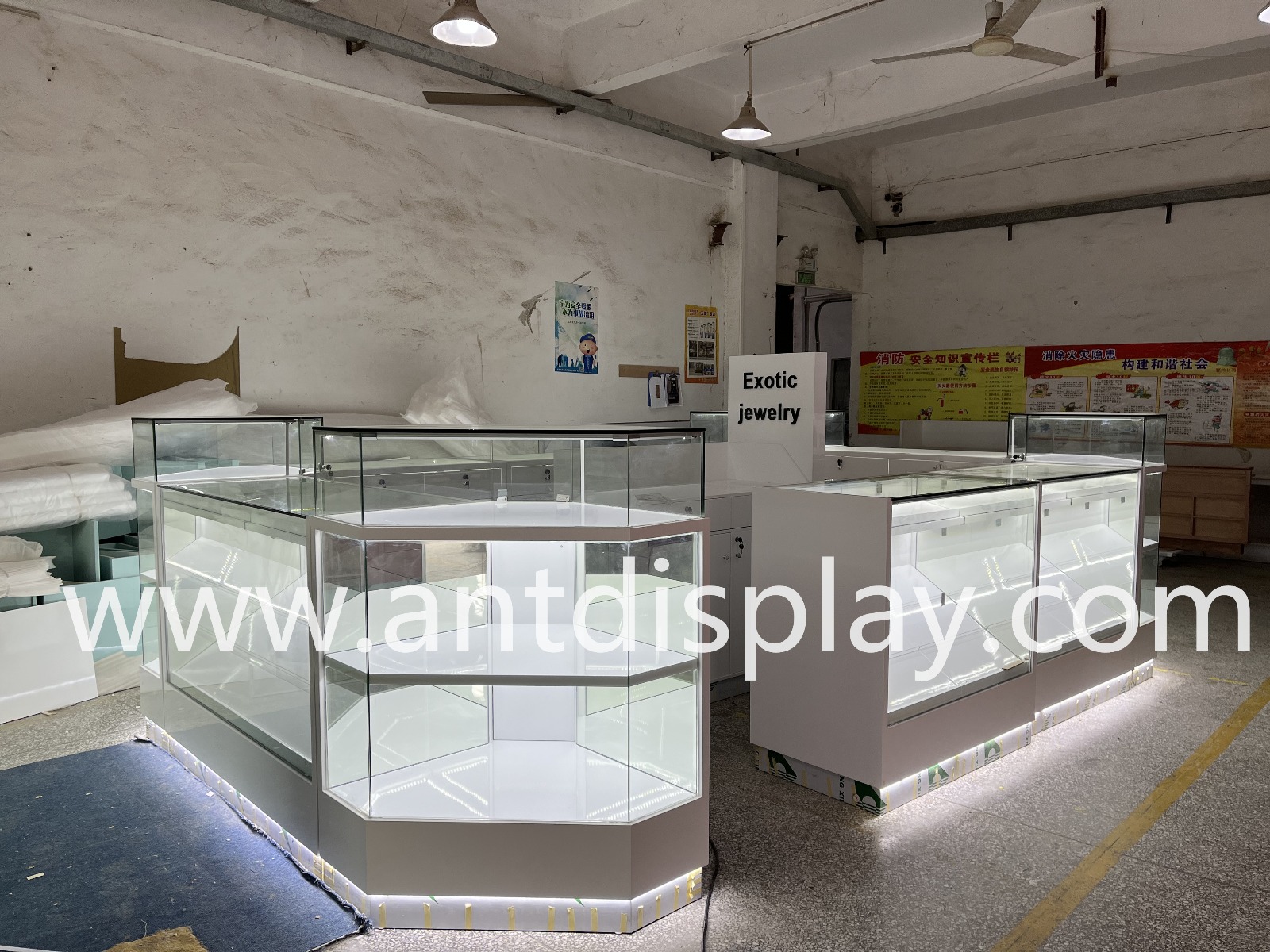 ant jewelry counter