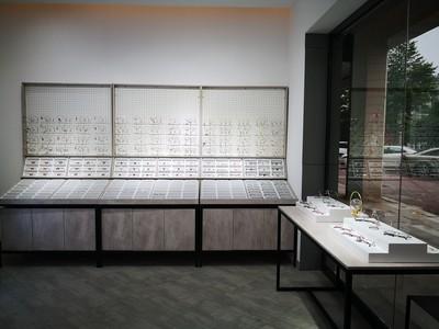 glasses display store