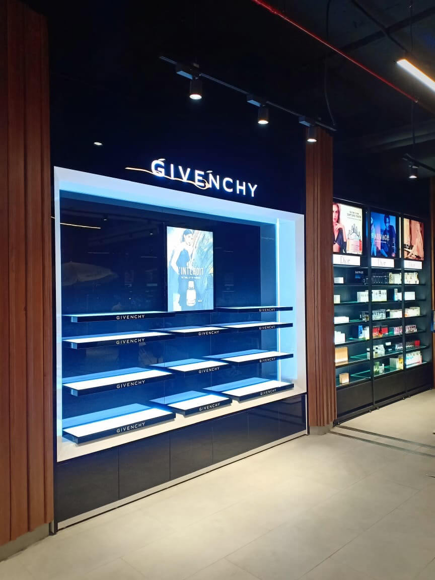 WALL SHOWCASE